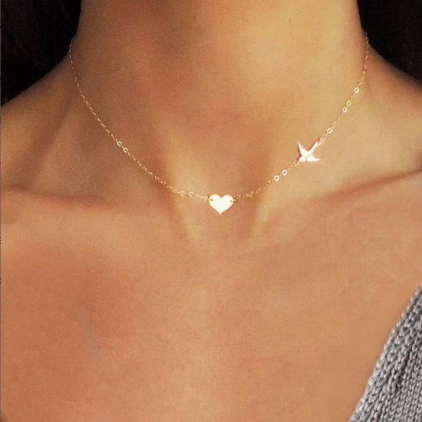 Collier Oiseau d'amour volant vers un cœur en Or 18 carats