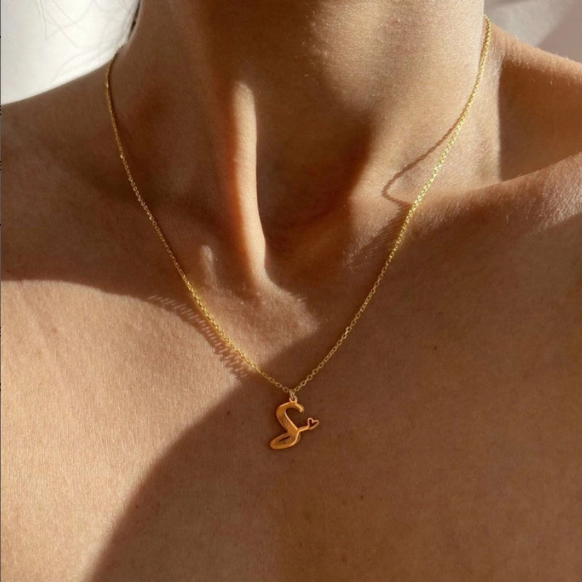 Collier d'une lettre initiale avec petit coeur en Or 18 carats