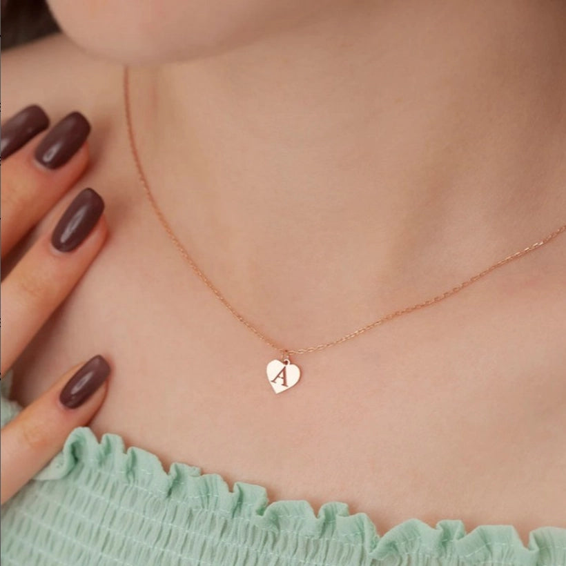 Collier lettre initiale gravée sur un coeur en Or 18 carats