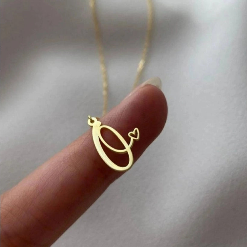 Collier lettre initiale avec petit coeur en Or 18 carats