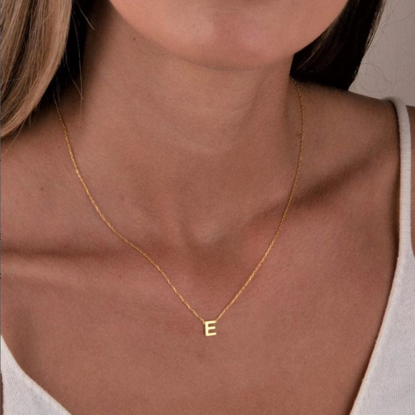 Collier lettre personnalisable avec style élégant en Or 18 carats