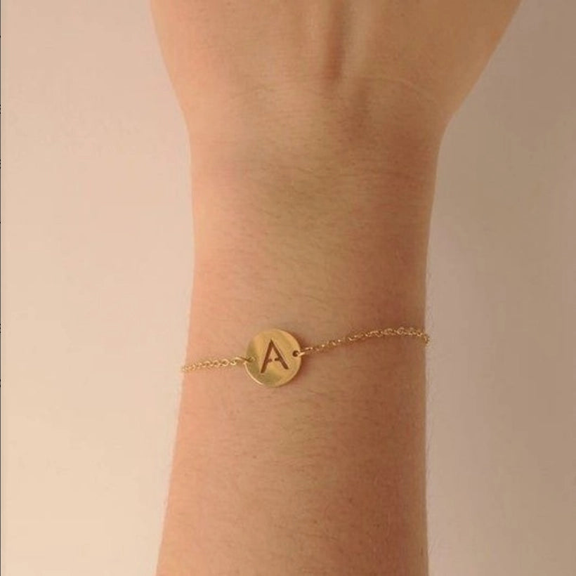 Bracelet de main avec lettre initiale en Or 18 carats