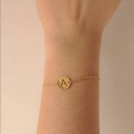 Bracelet de main avec lettre initiale en Or 18 carats