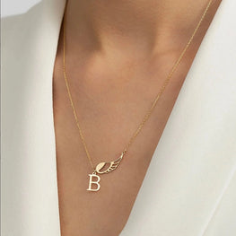 Collier avec lettre initiale et aile d'oiseau en Or 18 carats