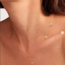 Collier latéral avec 2 coeurs personnalisables avec une lettre initiale en Or 18 carats