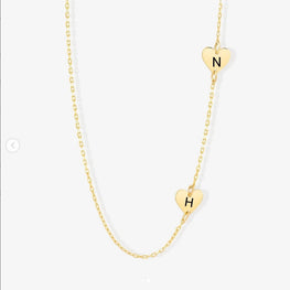 Collier latéral avec 2 coeurs personnalisables avec une lettre initiale en Or 18 carats