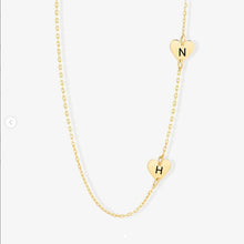 Collier latéral avec 2 coeurs personnalisables avec une lettre initiale en Or 18 carats