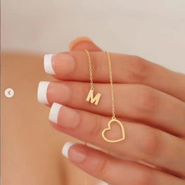 Collier d'une lettre initiale ajustable avec coeur en Or 18 carats