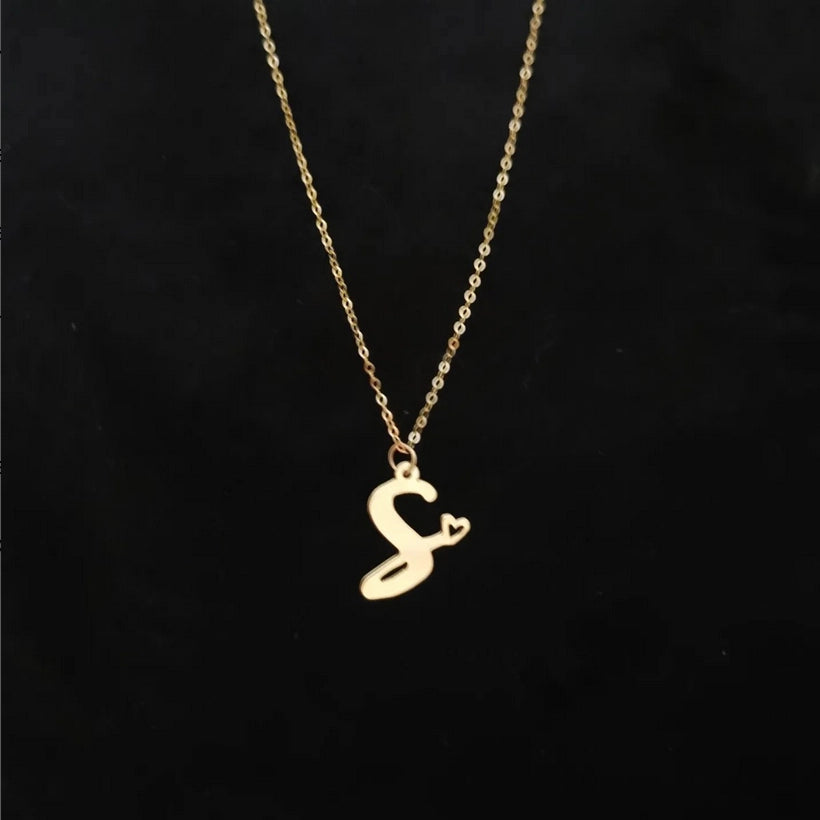 Collier lettre d'amour avec petit coeur en Or 18 carats