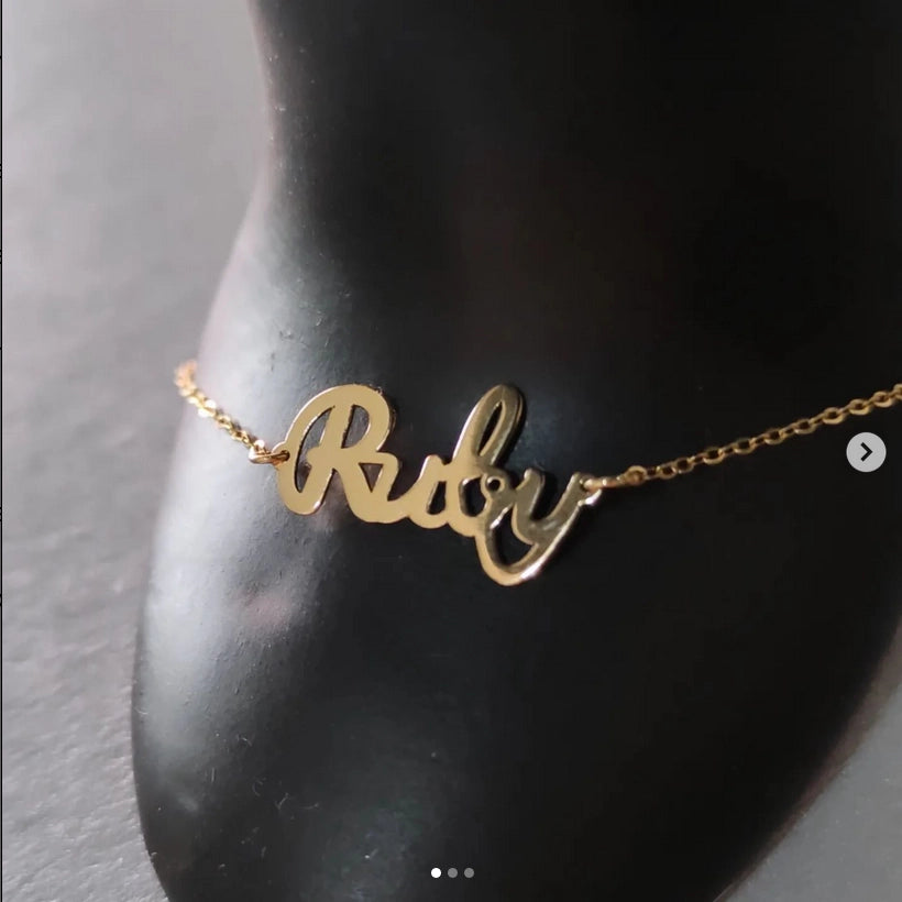 Bracelet de main avec prénom en Or 18 carats