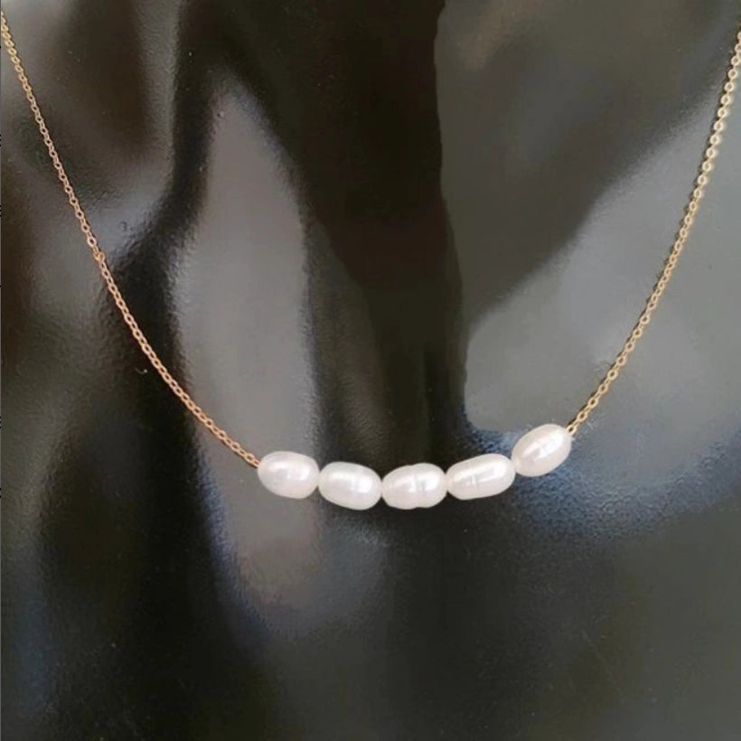 Collier avec 5 perles baroques naturelles blanches avec chaine en Or 18 carats