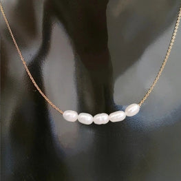 Collier avec 5 perles baroques naturelles blanches avec chaine en Or 18 carats