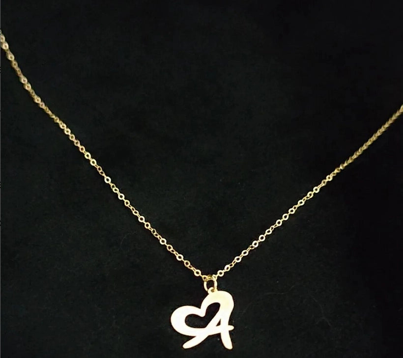 Collier initiale avec la forme d'un coeur personnalisable en Or 18 carats