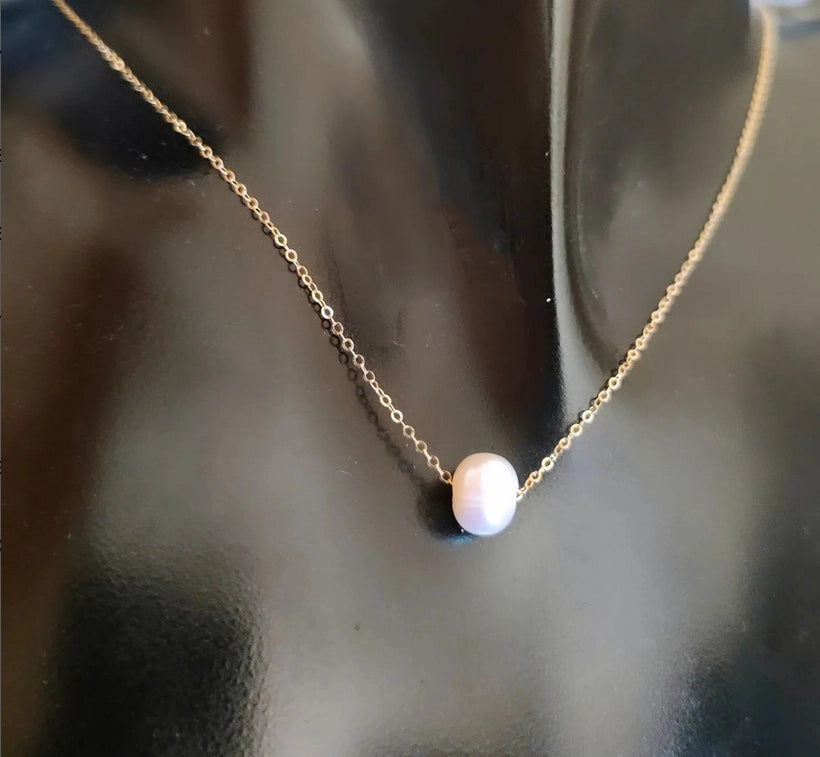 Collier avec une perle joher naturelle avec une chaine en Or 18 carats