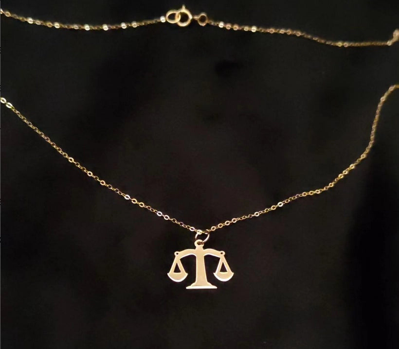 Collier balance symbole d'équilibre et de justice en Or 18 carats