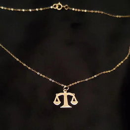 Collier balance symbole d'équilibre et de justice en Or 18 carats