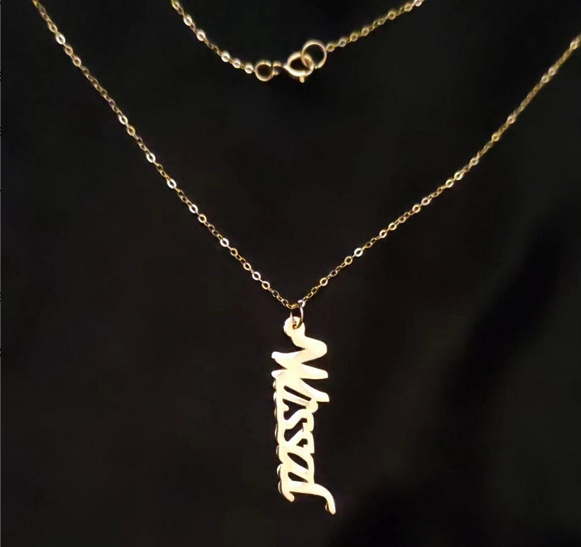 Collier prénom vertical en Or 18 carats