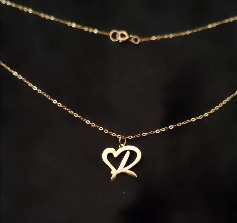 Collier avec 1 lettre initiale avec une forme de coeur en Or 18 carats