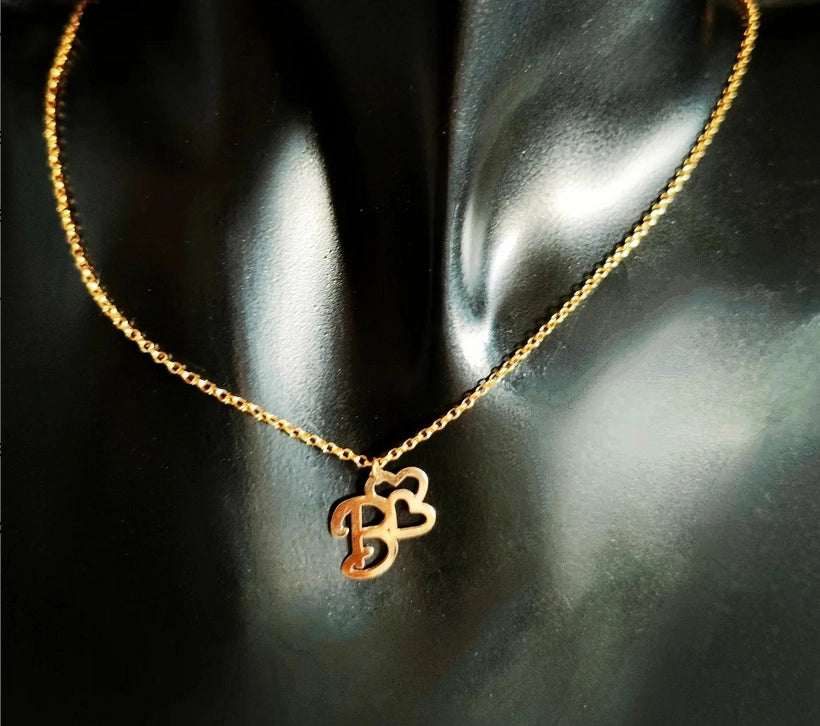 Collier d'une lettre initiale attachée à deux cœurs avec une chaîne chopard épaisse en Or 18 carats