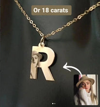 Collier photo de profil intégré dans une lettre initiale en Or 18 carats
