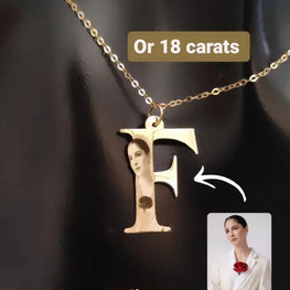 Collier photo de profil intégré dans une lettre initiale en Or 18 carats