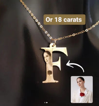Collier photo de profil intégré dans une lettre initiale en Or 18 carats
