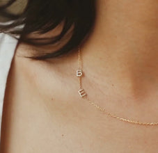 Collier 2 lettres initiales latérales en Or 18 carats