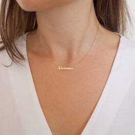 Collier avec prénom personnalisable (grande taille) en écriture latine en or 18 carats