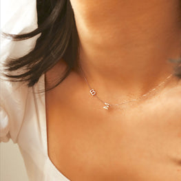 Collier 2 lettres initiales latérales en Or 18 carats
