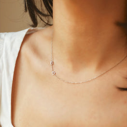 Collier 2 lettres initiales latérales en Or 18 carats